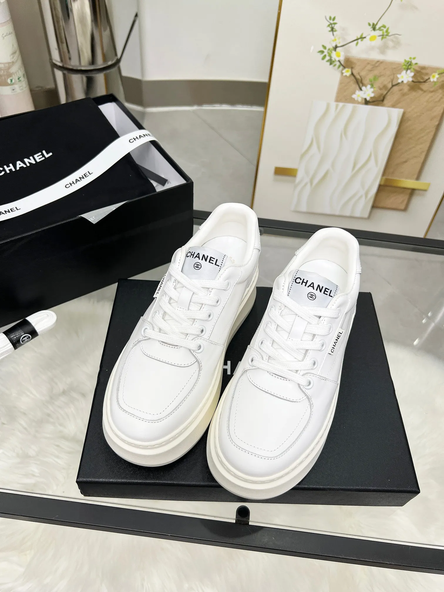 👟👟Ex-factory price 480👟👟 CHANEL 25C spring and summer new sports shoes official website is available at the same time ❤️ Counter out-of-stock kings. Major bloggers are recommending new styles on social days. This season’s new styles are simply eye-catching and look great on the feet. The casual casual sports style is refreshing and natural, interpreting Chanel’s fashionable femininity. The overall customization makes all sports models on the market at that time obsolete. This series is now available for sale! The upper is made of custom imported pebbled calf leather ➕ custom frosted calf leather. The lining is made of original one-to-one professionally customized mesh. Hardware accessories. Original full set of molds (not common in the market). Original custom molded TPU combination outsole. Height 4 cm. Women's size 35-39.